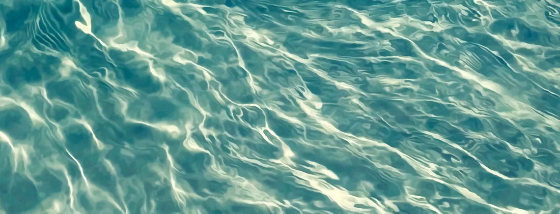 Close-up of rippling water surface, illustrating hydroponic nutrient solution temperature control and water movement for healthy plant growth