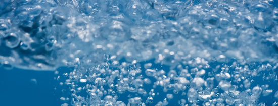 Oxygenated water with rising bubbles illustrating dissolved oxygen and aeration in a hydroponic nutrient reservoir