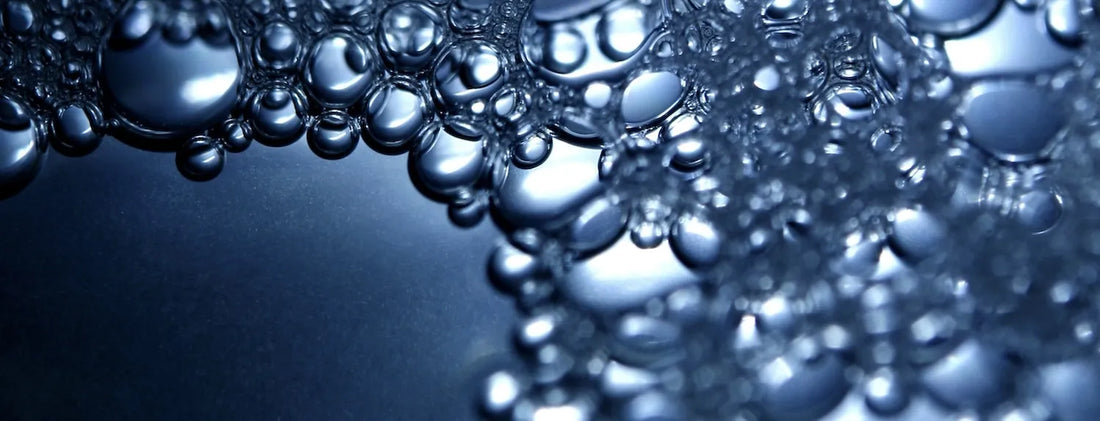 Close-up of oxygen bubbles in a hydroponic nutrient solution reservoir, highlighting water aeration, nutrient control and healthy root zone management.