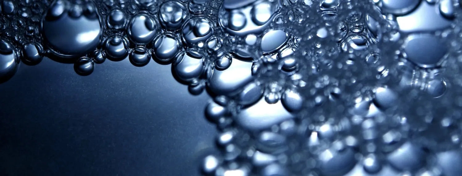 Close-up of oxygen bubbles in a hydroponic nutrient solution reservoir, highlighting water aeration, nutrient control and healthy root zone management.