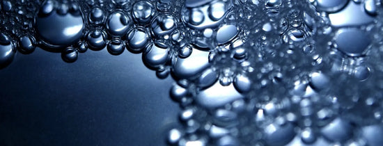 Close-up of oxygen bubbles in a hydroponic nutrient solution reservoir, highlighting water aeration, nutrient control and healthy root zone management.
