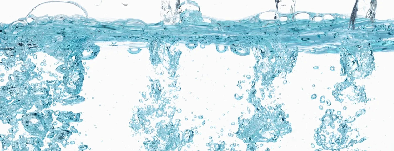 Close-up of oxygenated water with bubbles and splashes, illustrating hydroponic reservoir aeration, dissolved oxygen and nutrient solution circulation for healthy plant growth.