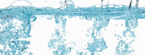 Close-up of oxygenated water with bubbles and splashes, illustrating hydroponic reservoir aeration, dissolved oxygen and nutrient solution circulation for healthy plant growth.
