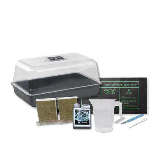 Complete plant propagation kit with humidity dome, seedling tray, heat mat, rockwool cubes and measuring jug for hydroponic growing