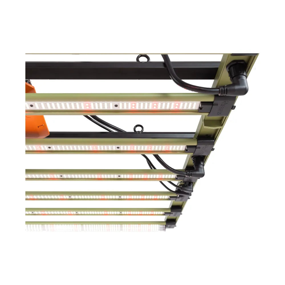 Close-up of Treegers GL1000W+ LED grow light bars showing full-spectrum LEDs and waterproof connectors for indoor hydroponic cultivation