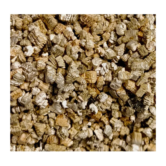 Vermiculite 2–4mm close-up of lightweight gold horticultural vermiculite granules for potting mix, seed raising and soil aeration.